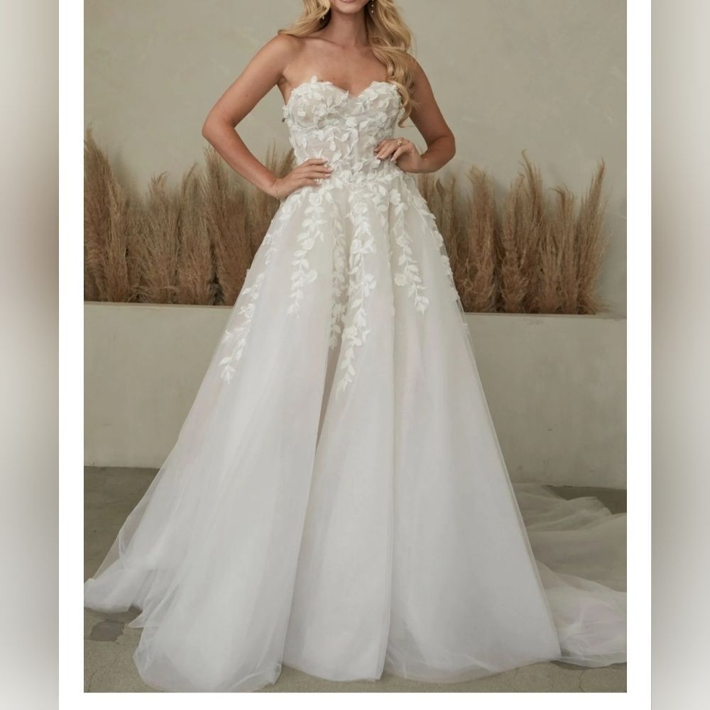 Madi Lane Elegant Lace Strapless Ball Gown Wedding Dress‎ – Ivory Tulle